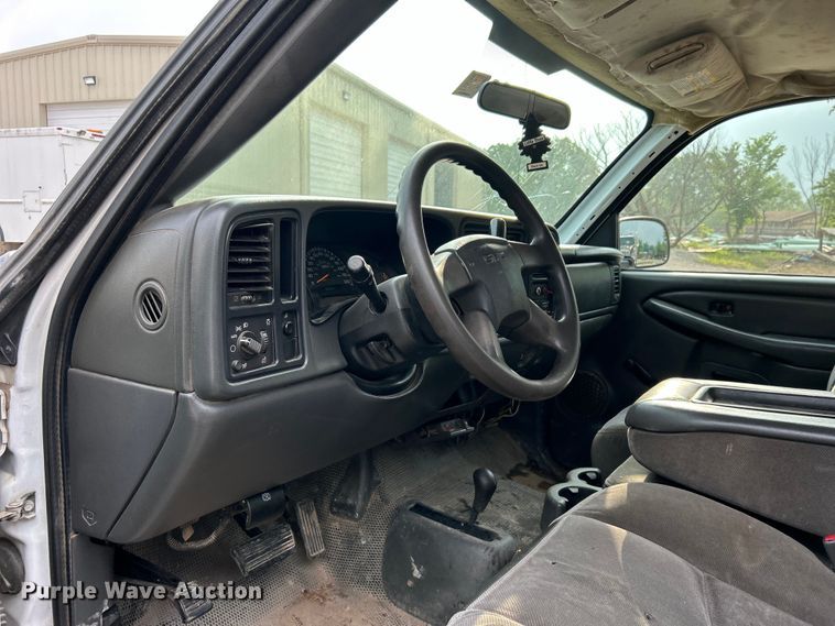 image for item DO6468 2005 GMC Sierra 2500HD Ext. Cab pickup truck
