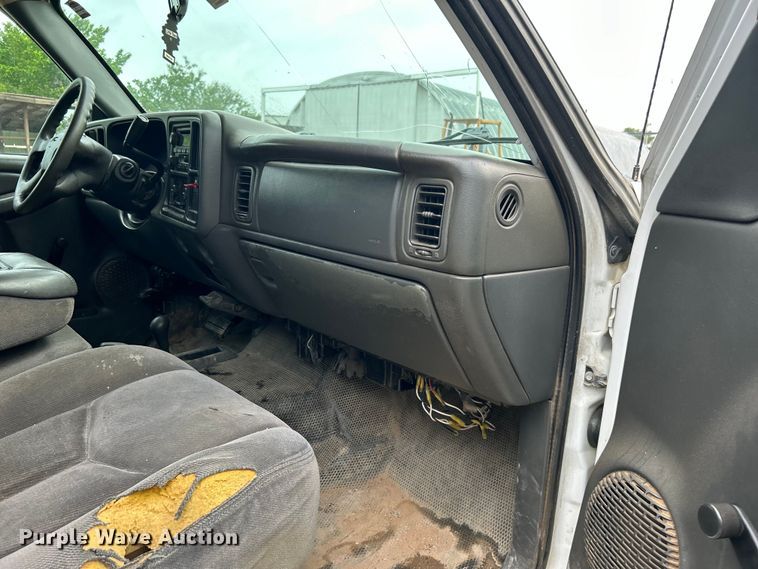 image for item DO6468 2005 GMC Sierra 2500HD Ext. Cab pickup truck