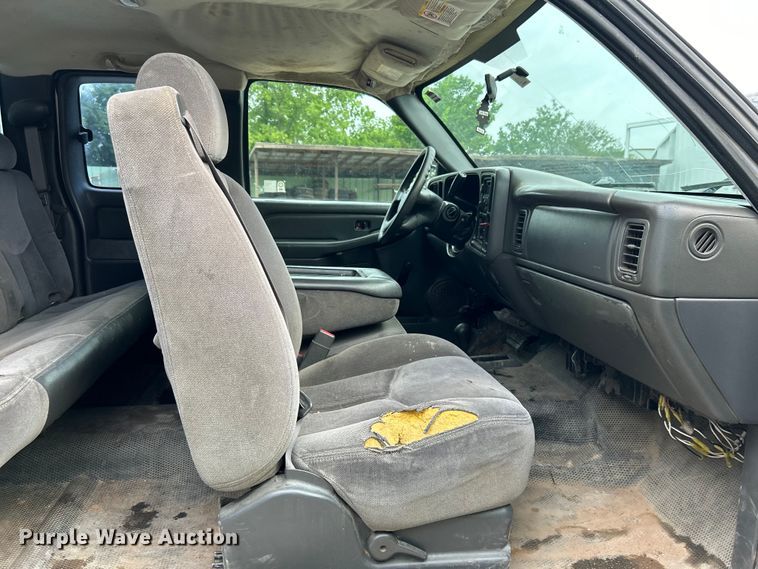 image for item DO6468 2005 GMC Sierra 2500HD Ext. Cab pickup truck
