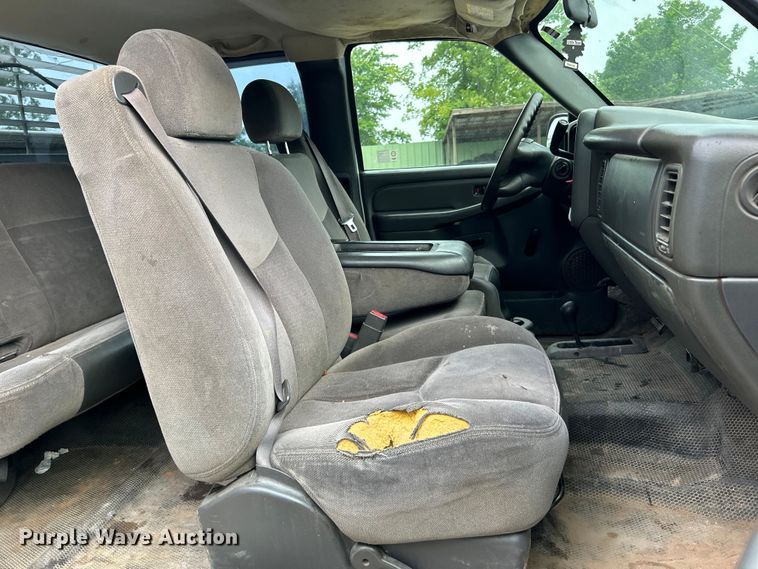 image for item DO6468 2005 GMC Sierra 2500HD Ext. Cab pickup truck