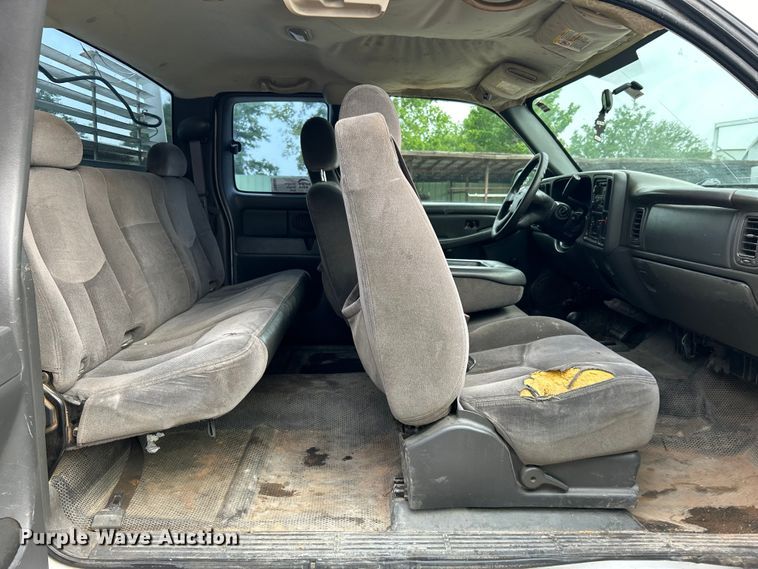 image for item DO6468 2005 GMC Sierra 2500HD Ext. Cab pickup truck