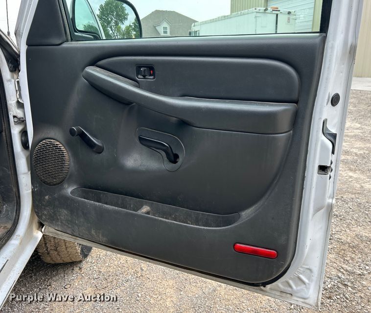 image for item DO6468 2005 GMC Sierra 2500HD Ext. Cab pickup truck