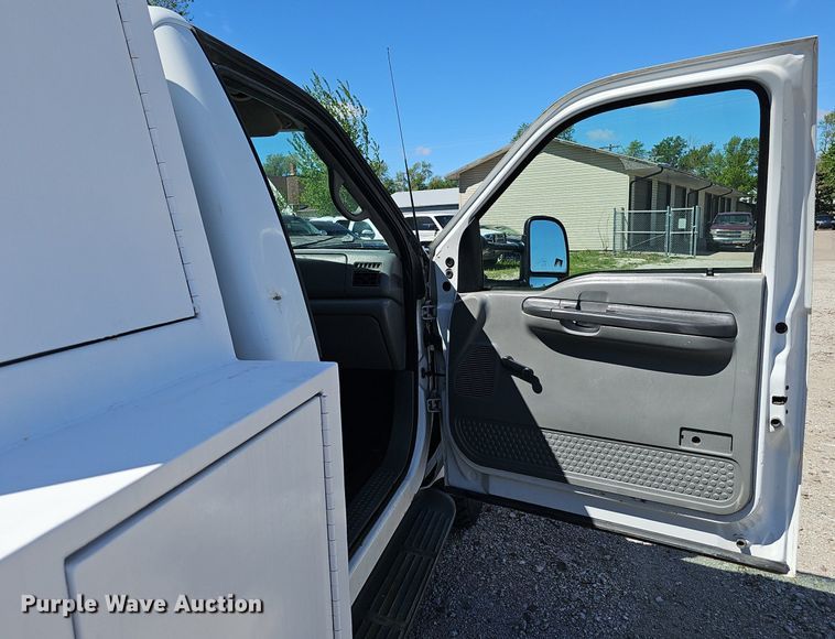 image for item DP0887 2002 Ford  F450 Super Duty XL tow truck