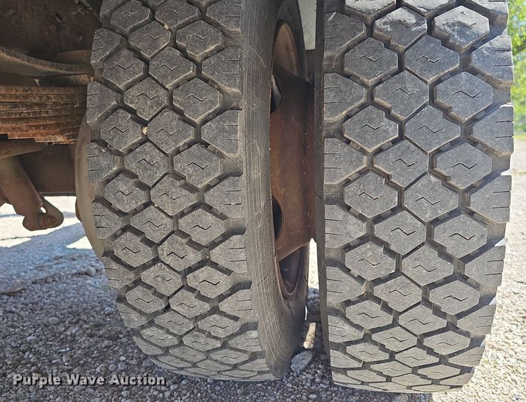 image for item DP0887 2002 Ford  F450 Super Duty XL tow truck