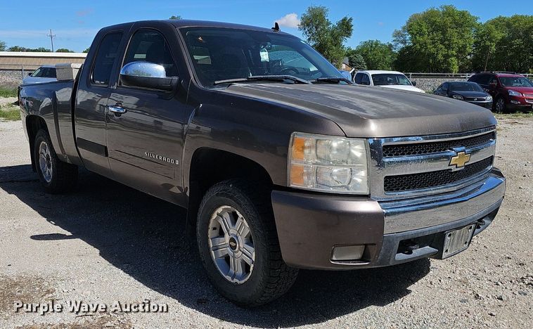 image for item DP0892 2007 Chevrolet Silverado Z71 Ext. Cab pickup truck