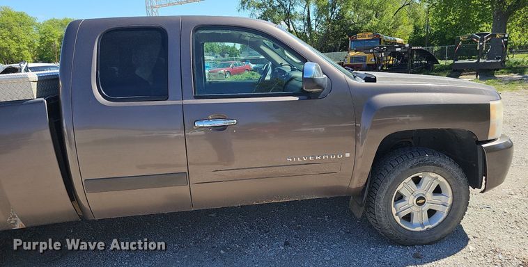 image for item DP0892 2007 Chevrolet Silverado Z71 Ext. Cab pickup truck