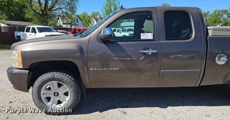 image for item DP0892 2007 Chevrolet Silverado Z71 Ext. Cab pickup truck