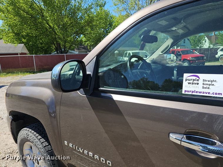 image for item DP0892 2007 Chevrolet Silverado Z71 Ext. Cab pickup truck