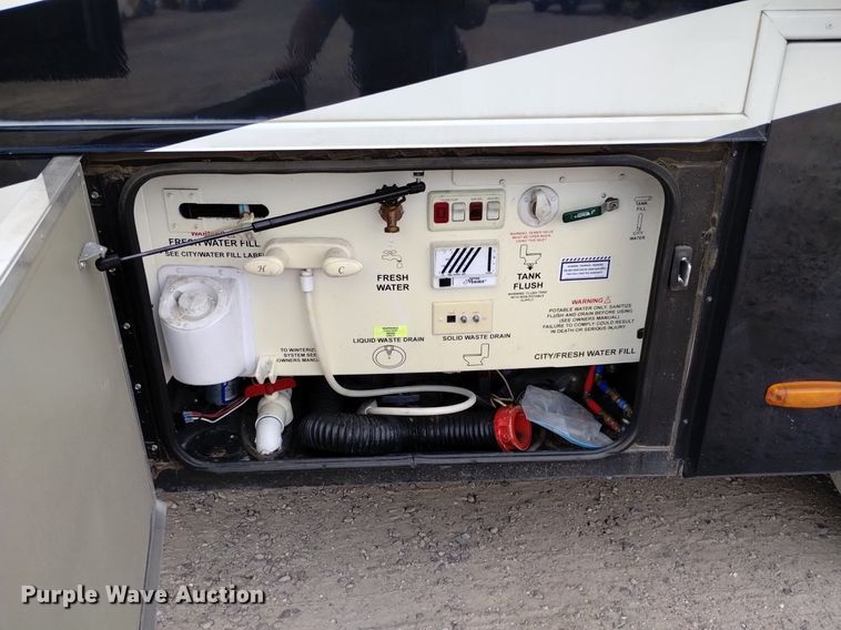 image for item DQ6107 2009 Safari  Cheetah RV