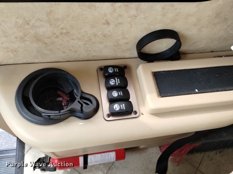 image for item DQ6107 2009 Safari  Cheetah RV