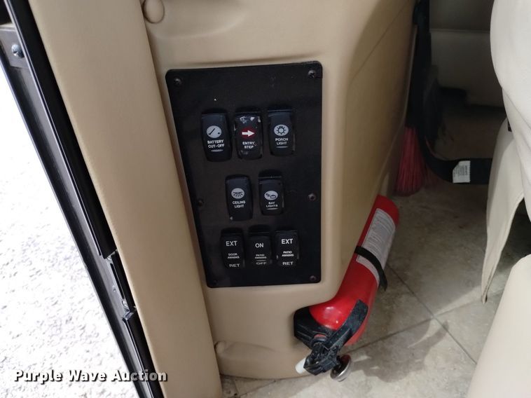 image for item DQ6107 2009 Safari  Cheetah RV