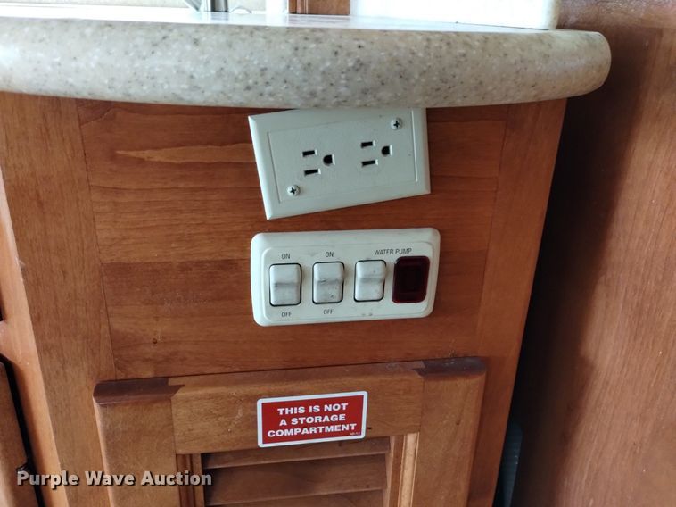 image for item DQ6107 2009 Safari  Cheetah RV