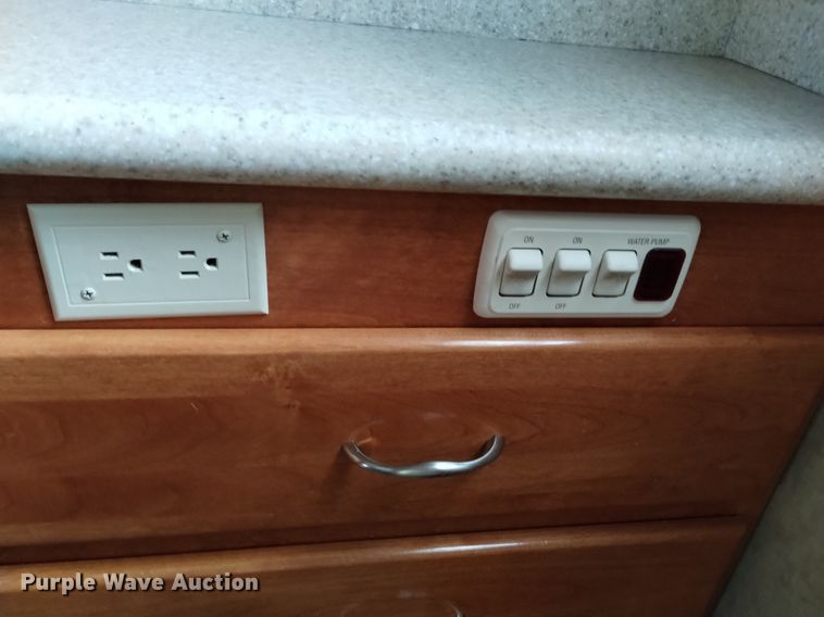 image for item DQ6107 2009 Safari  Cheetah RV