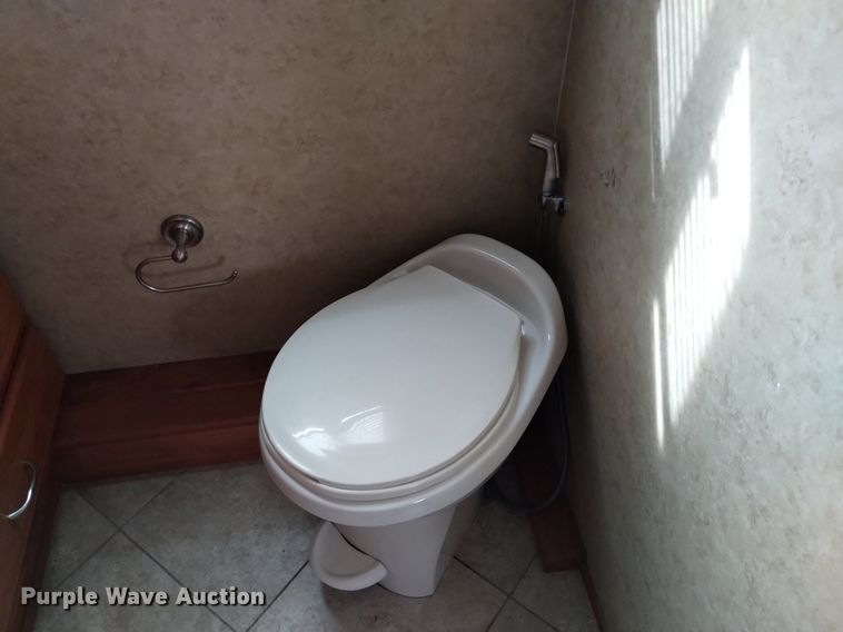 image for item DQ6107 2009 Safari  Cheetah RV