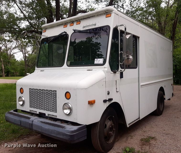 image for item DQ7066 2004 Workhorse  P42 delivery truck