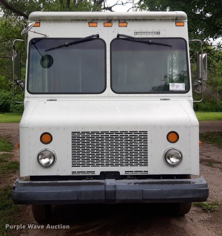image for item DQ7066 2004 Workhorse  P42 delivery truck