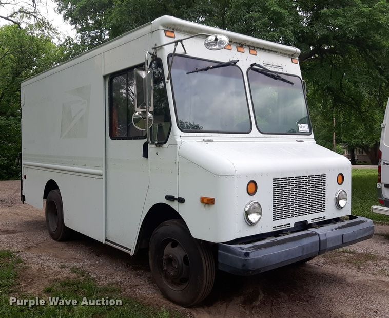 image for item DQ7066 2004 Workhorse  P42 delivery truck