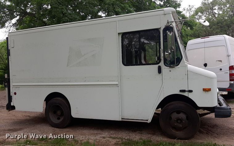 image for item DQ7066 2004 Workhorse  P42 delivery truck