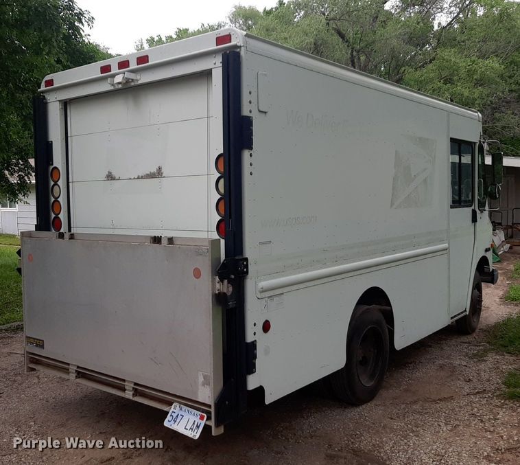 image for item DQ7066 2004 Workhorse  P42 delivery truck