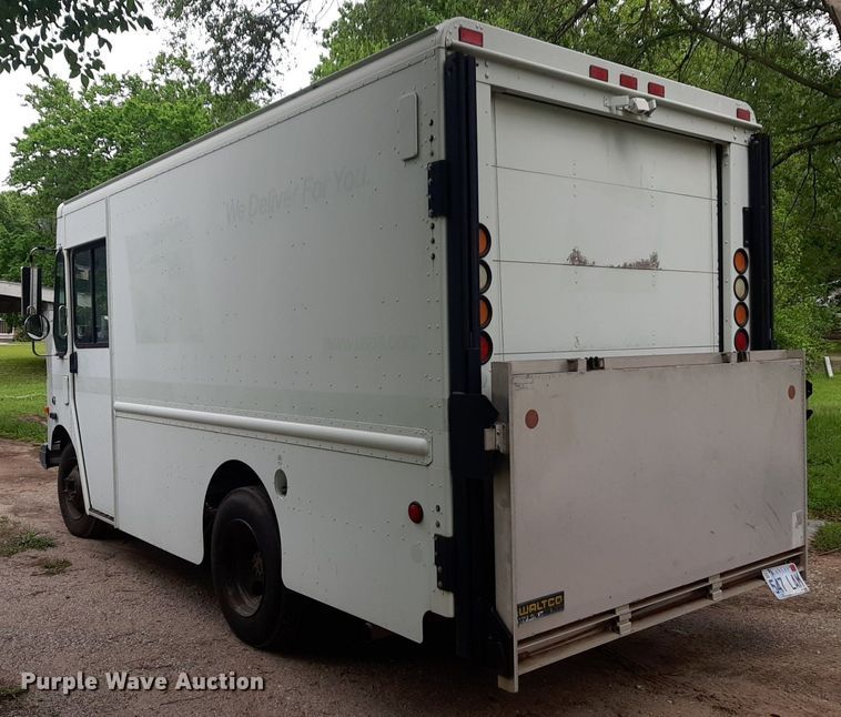 image for item DQ7066 2004 Workhorse  P42 delivery truck