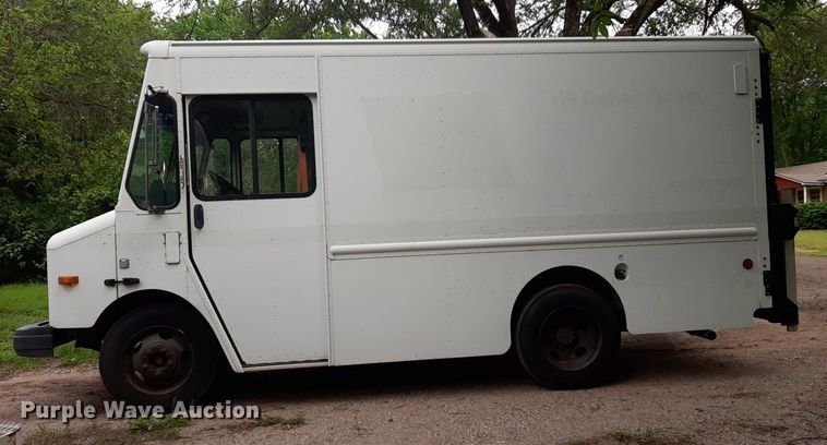 image for item DQ7066 2004 Workhorse  P42 delivery truck