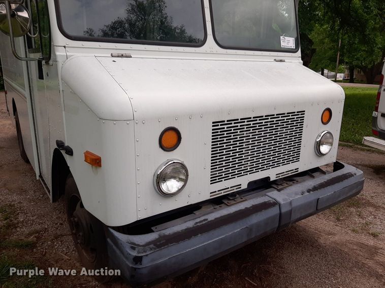 image for item DQ7066 2004 Workhorse  P42 delivery truck