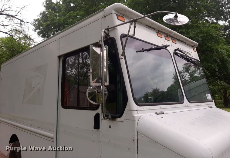image for item DQ7066 2004 Workhorse  P42 delivery truck