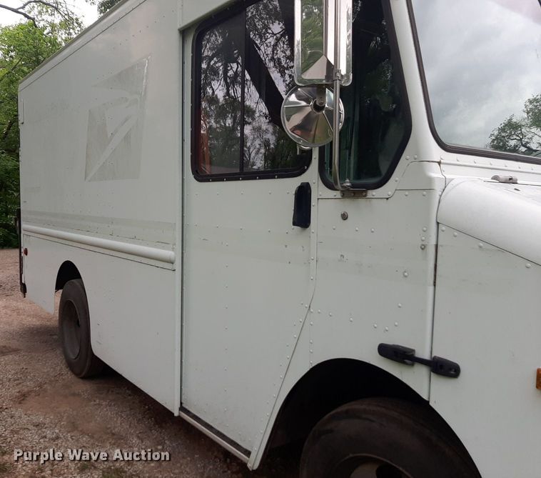 image for item DQ7066 2004 Workhorse  P42 delivery truck