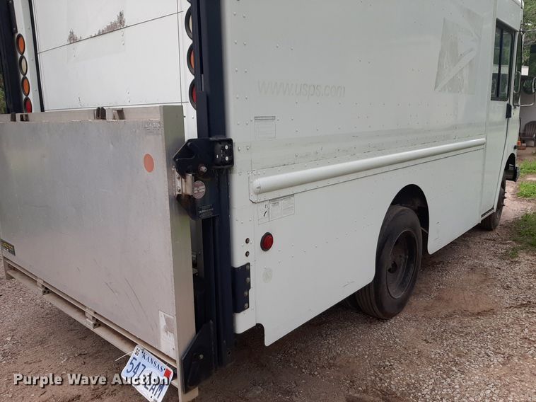 image for item DQ7066 2004 Workhorse  P42 delivery truck