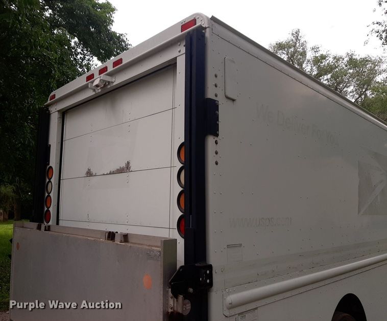 image for item DQ7066 2004 Workhorse  P42 delivery truck