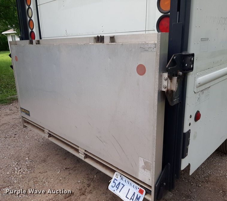image for item DQ7066 2004 Workhorse  P42 delivery truck