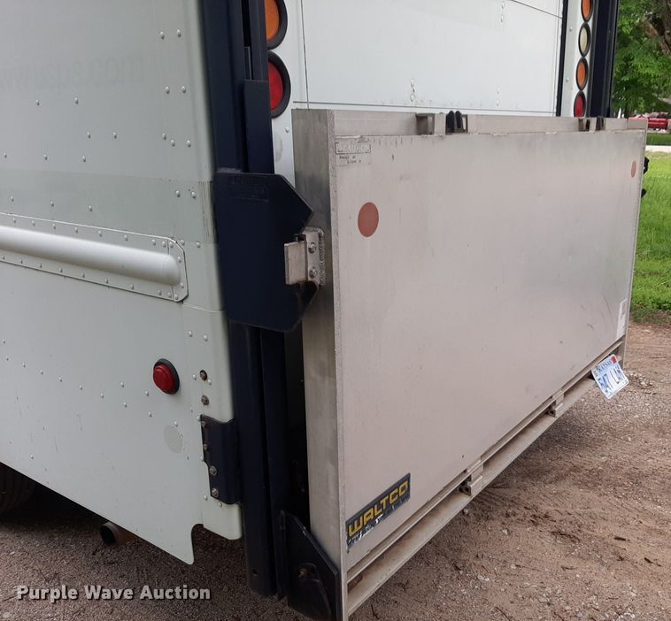 image for item DQ7066 2004 Workhorse  P42 delivery truck