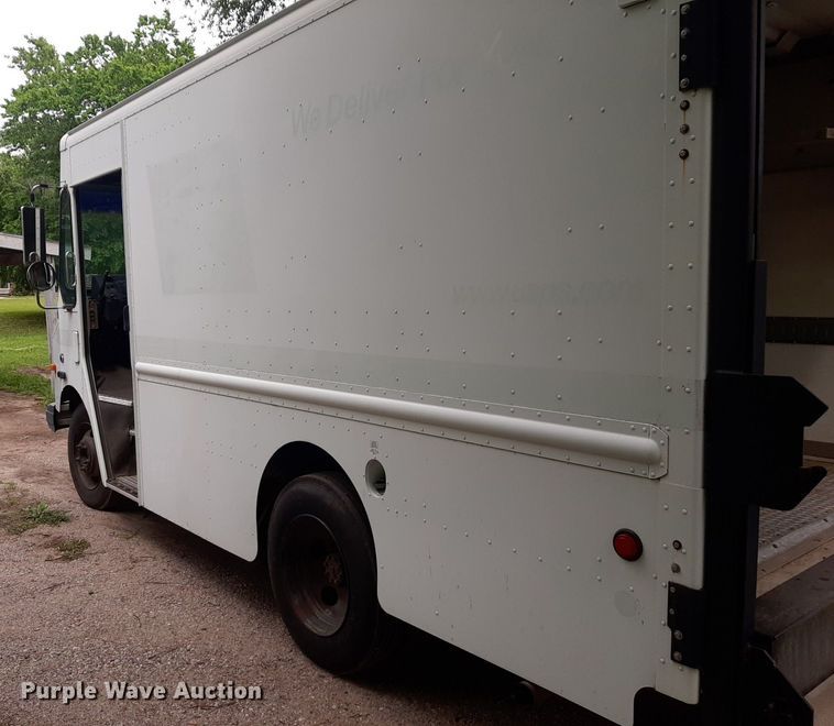 image for item DQ7066 2004 Workhorse  P42 delivery truck