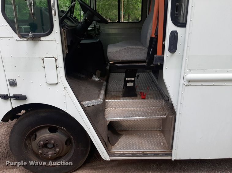 image for item DQ7066 2004 Workhorse  P42 delivery truck
