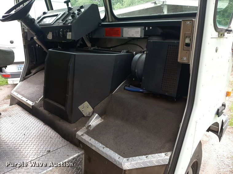 image for item DQ7066 2004 Workhorse  P42 delivery truck