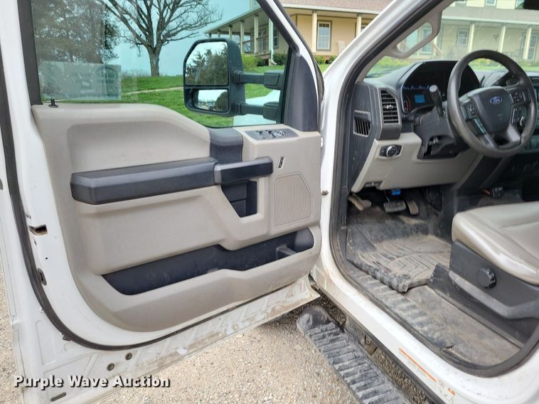 image for item DR7948 2019 Ford F450 Super Duty Crew Cab flatbed truck