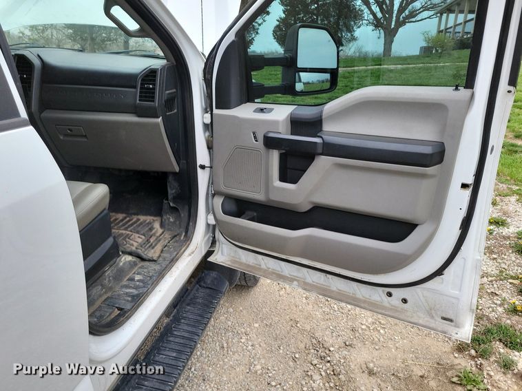 image for item DR7948 2019 Ford F450 Super Duty Crew Cab flatbed truck