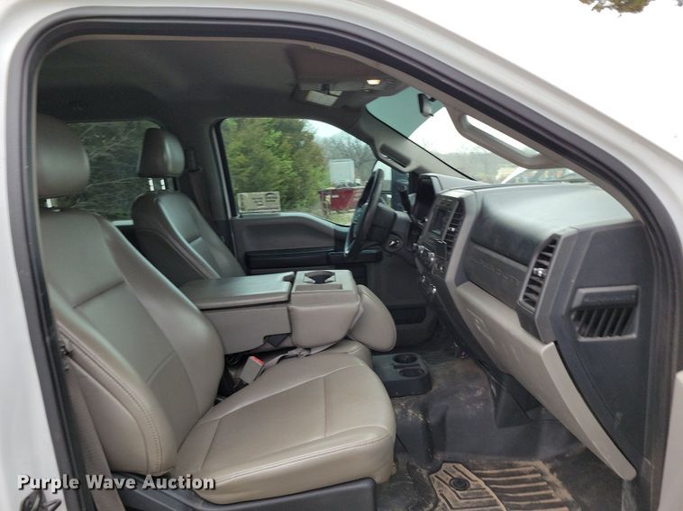 image for item DR7948 2019 Ford F450 Super Duty Crew Cab flatbed truck