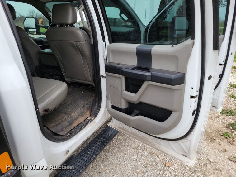 image for item DR7948 2019 Ford F450 Super Duty Crew Cab flatbed truck