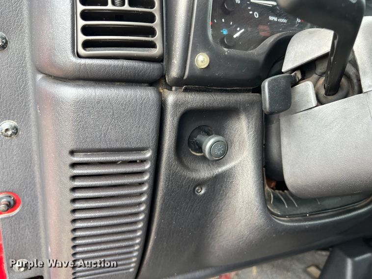 image for item DS2948 2000 Jeep Wrangler SUV