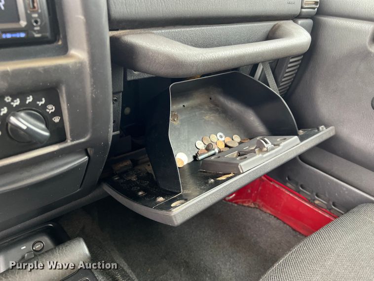 image for item DS2948 2000 Jeep Wrangler SUV