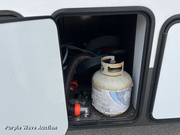 image for item DS3034 2021 Keystone Avalanche 395 BH Camper