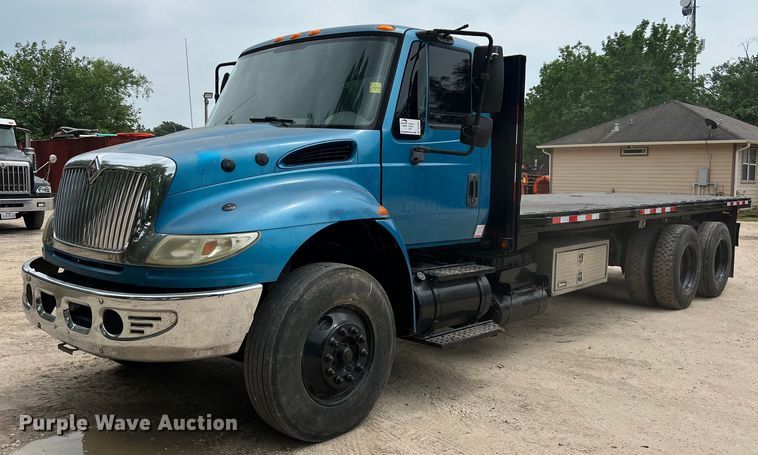 image for item DS3041 2005 International  4400 flatbed truck