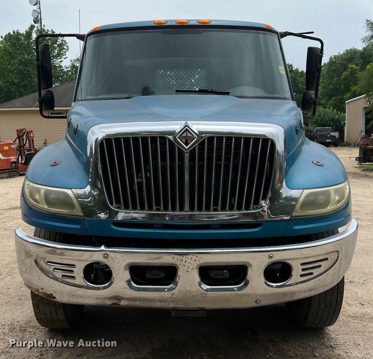 image for item DS3041 2005 International  4400 flatbed truck