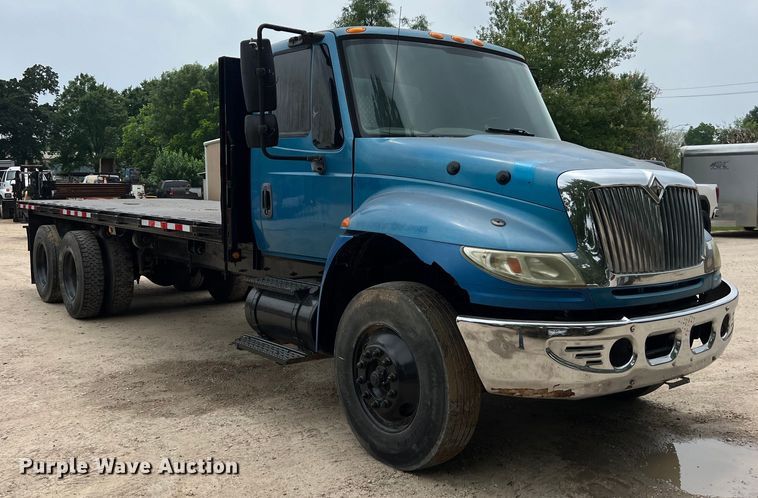 image for item DS3041 2005 International  4400 flatbed truck