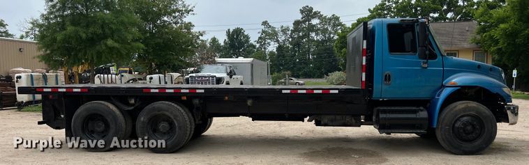 image for item DS3041 2005 International  4400 flatbed truck