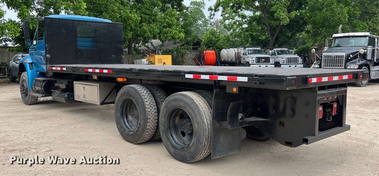 image for item DS3041 2005 International  4400 flatbed truck