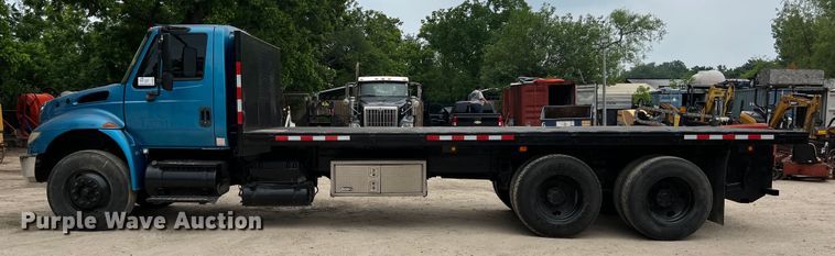 image for item DS3041 2005 International  4400 flatbed truck