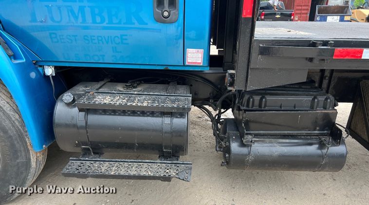 image for item DS3041 2005 International  4400 flatbed truck