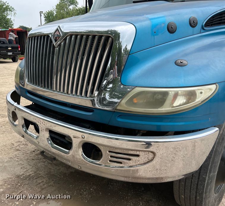 image for item DS3041 2005 International  4400 flatbed truck